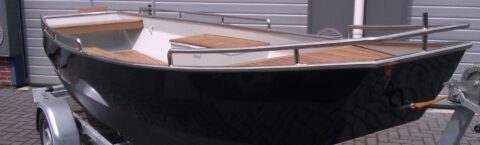 stalen schouw met Rvs bovenbuis en railing, bekleed met teakhout.